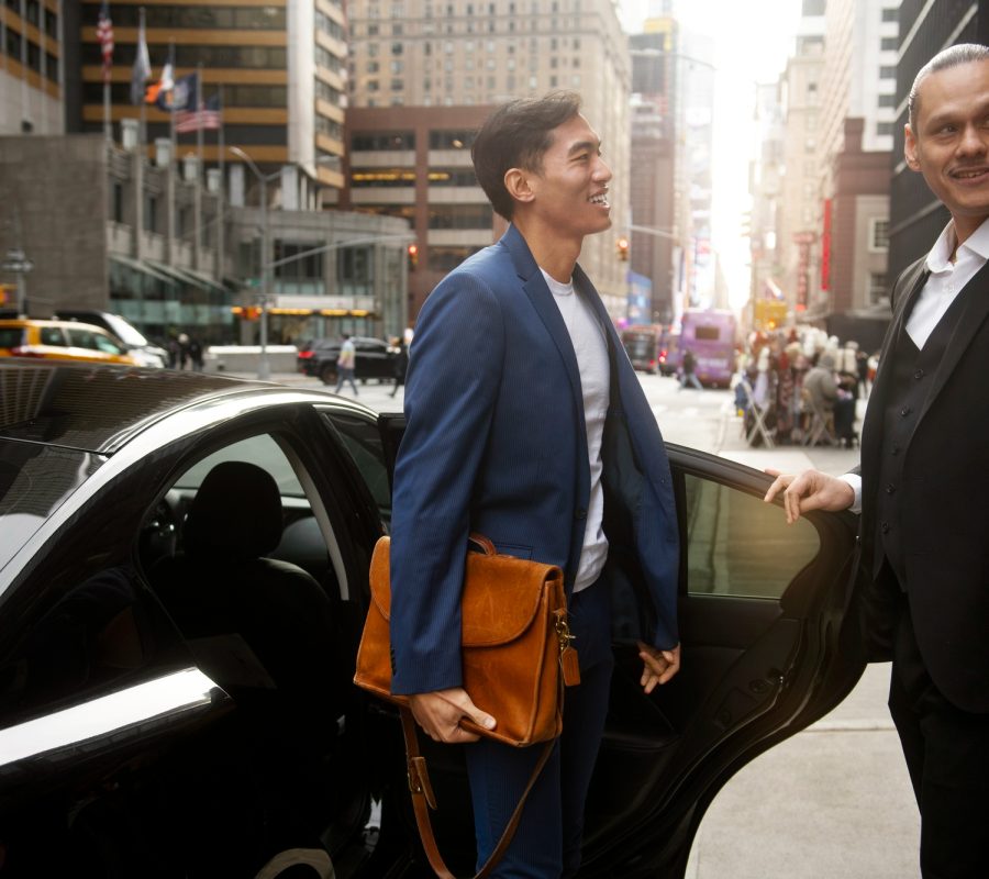 taxi-driver-getting-ready-customer